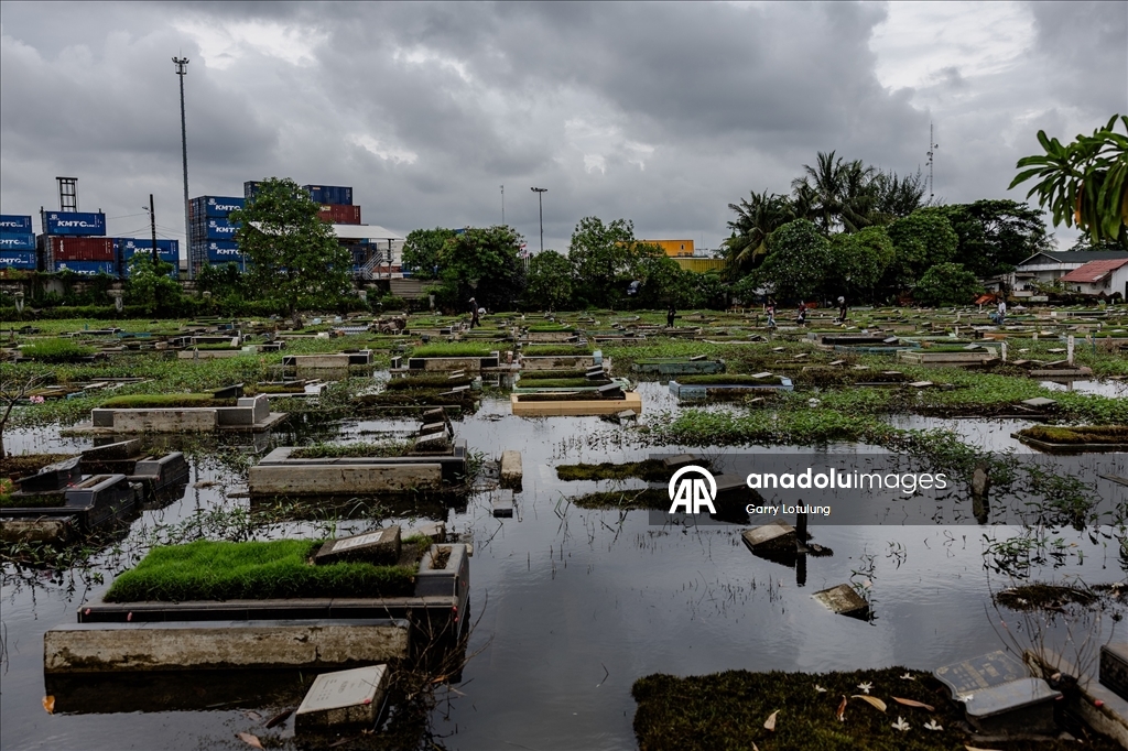 В Индонезии семьи посетили кладбища накануне Рамадана