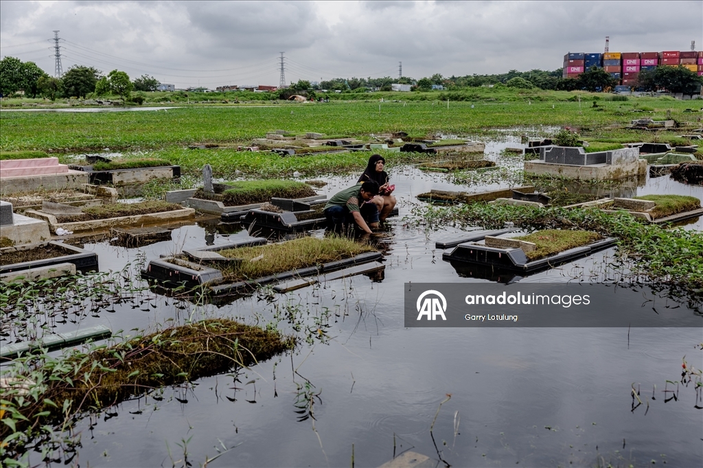В Индонезии семьи посетили кладбища накануне Рамадана