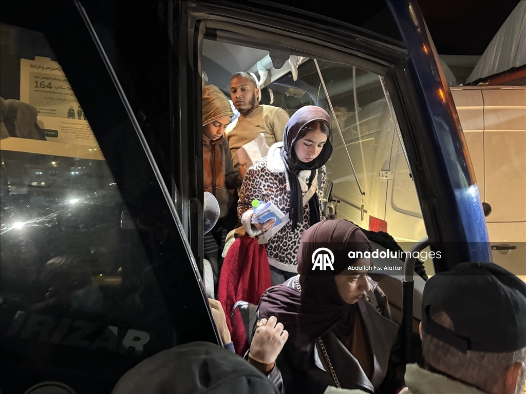 Refah Sınır Kapısı üzerinden Gazze'ye dönen bir grup Filistinli ailelerine kavuştu