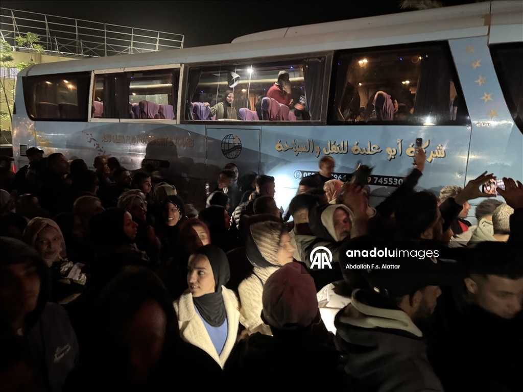 Refah Sınır Kapısı üzerinden Gazze'ye dönen bir grup Filistinli ailelerine kavuştu