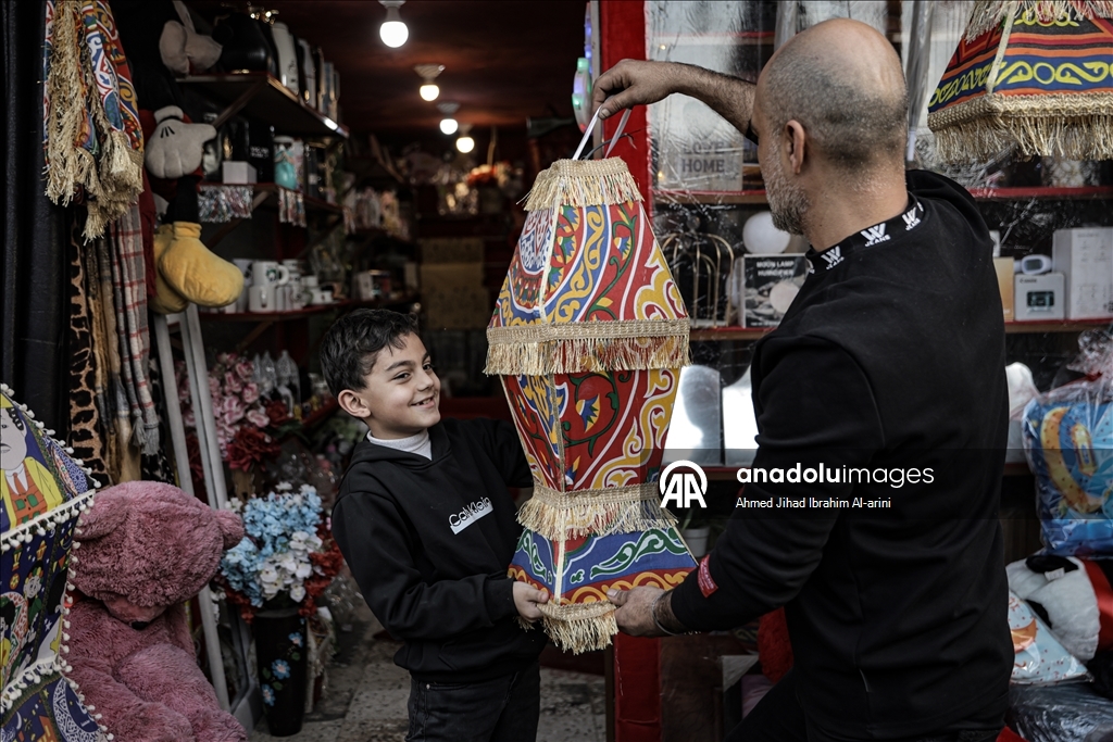 Жители Газы вручную изготавливают традиционные фонарики к Рамазану