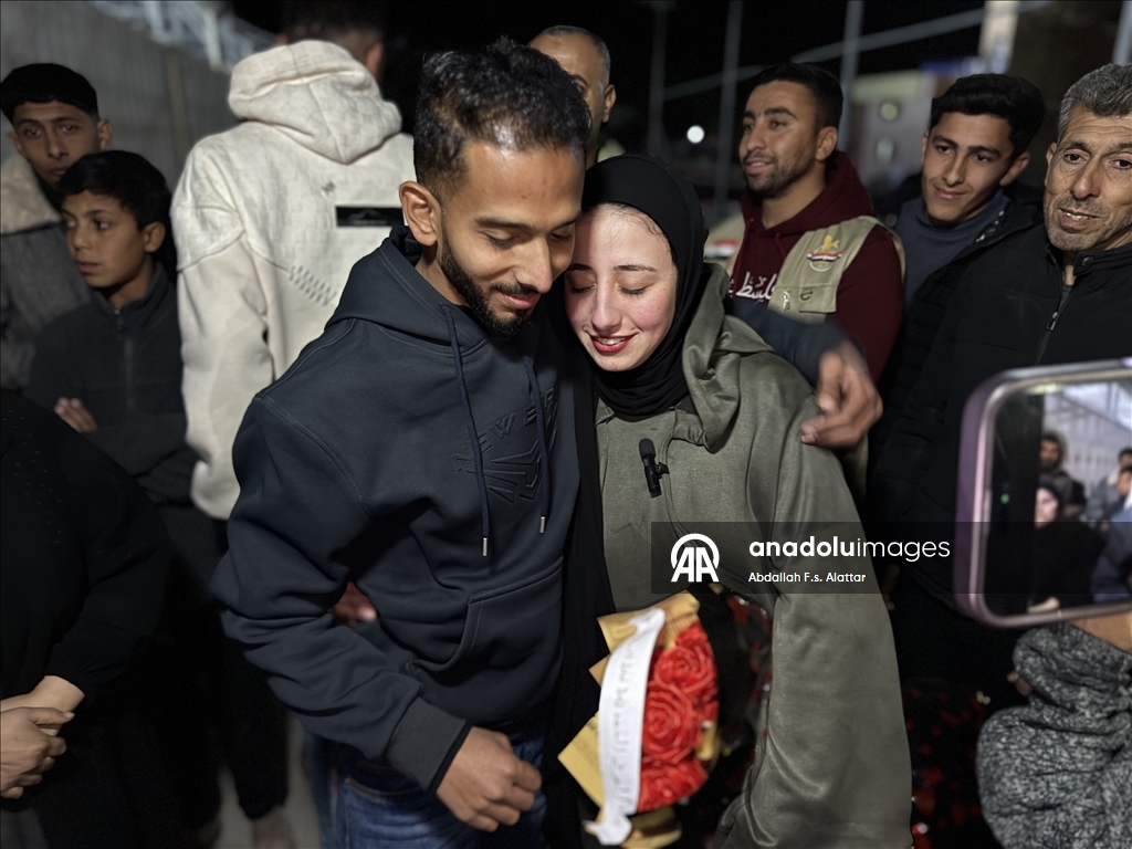 Refah Sınır Kapısı üzerinden Gazze'ye dönen bir grup Filistinli ailelerine kavuştu