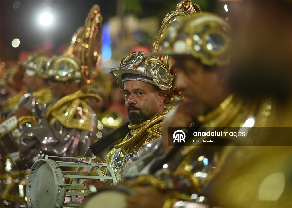 Brezilya’da Rio Karnavalı samba geçitleriyle başladı