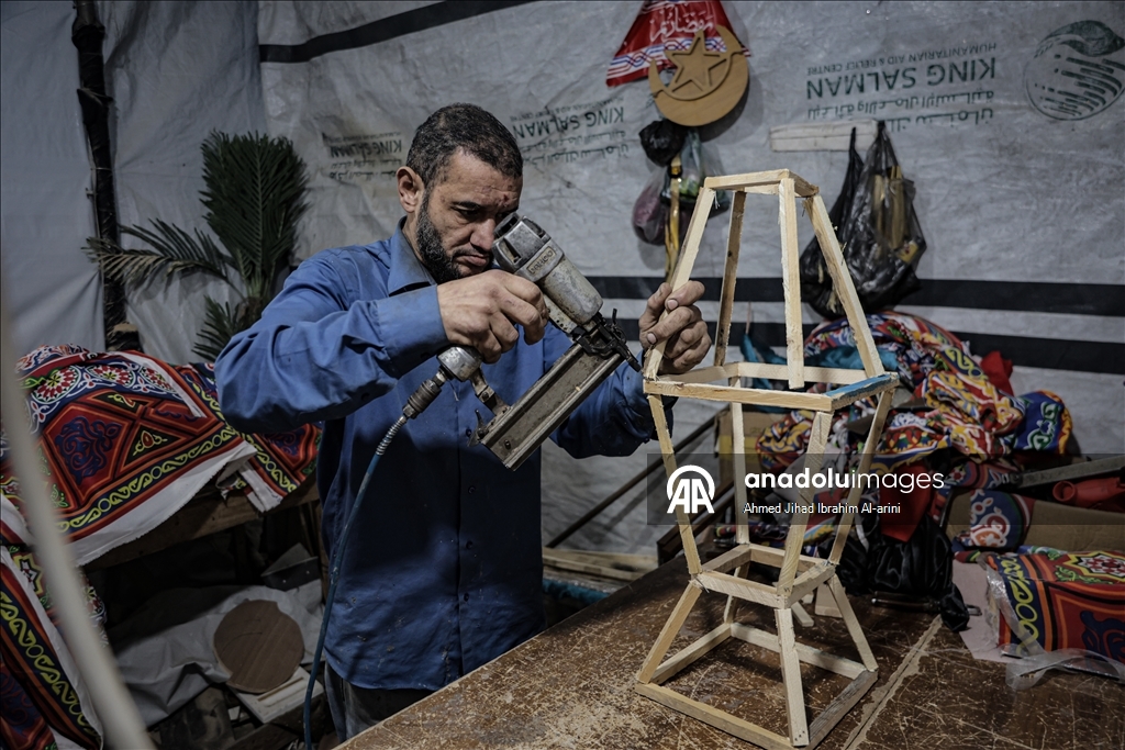 Жители Газы вручную изготавливают традиционные фонарики к Рамазану