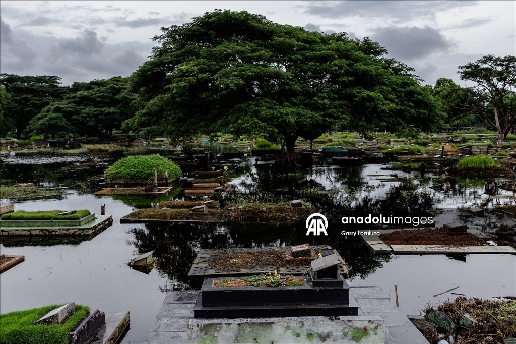 В Индонезии семьи посетили кладбища накануне Рамадана