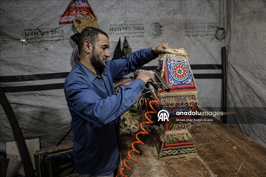 Жители Газы вручную изготавливают традиционные фонарики к Рамазану