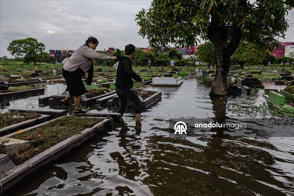 В Индонезии семьи посетили кладбища накануне Рамадана