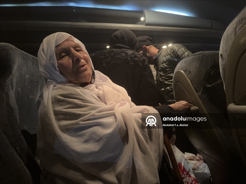 Refah Sınır Kapısı üzerinden Gazze'ye dönen bir grup Filistinli ailelerine kavuştu