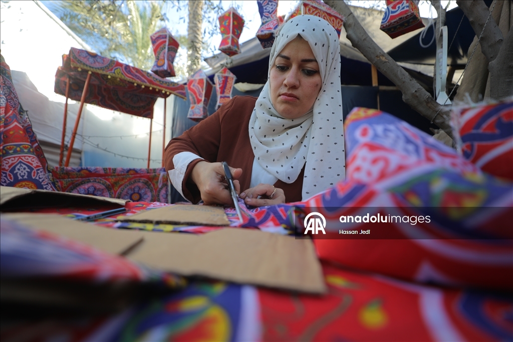 بكرتون طرود الإغاثة.. فلسطينية تعيد فوانيس رمضان لغزة