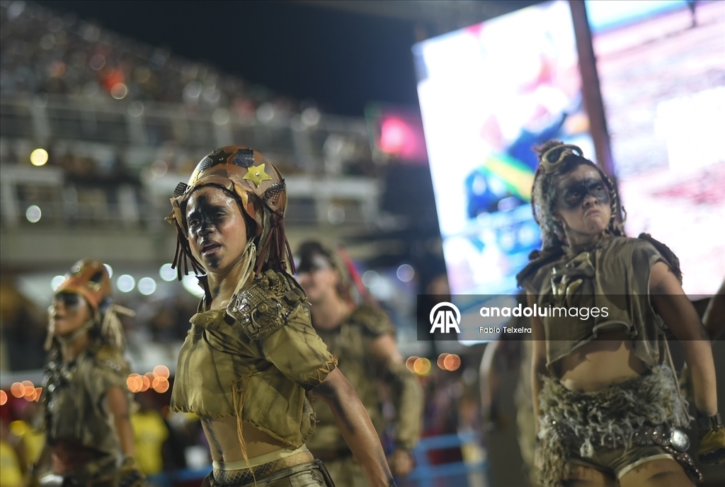 Brezilya’da Rio Karnavalı samba geçitleriyle başladı