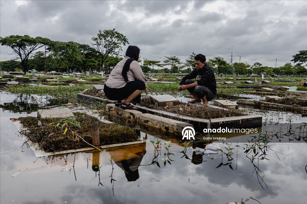 В Индонезии семьи посетили кладбища накануне Рамадана