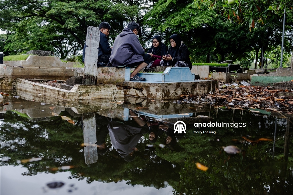 В Индонезии семьи посетили кладбища накануне Рамадана