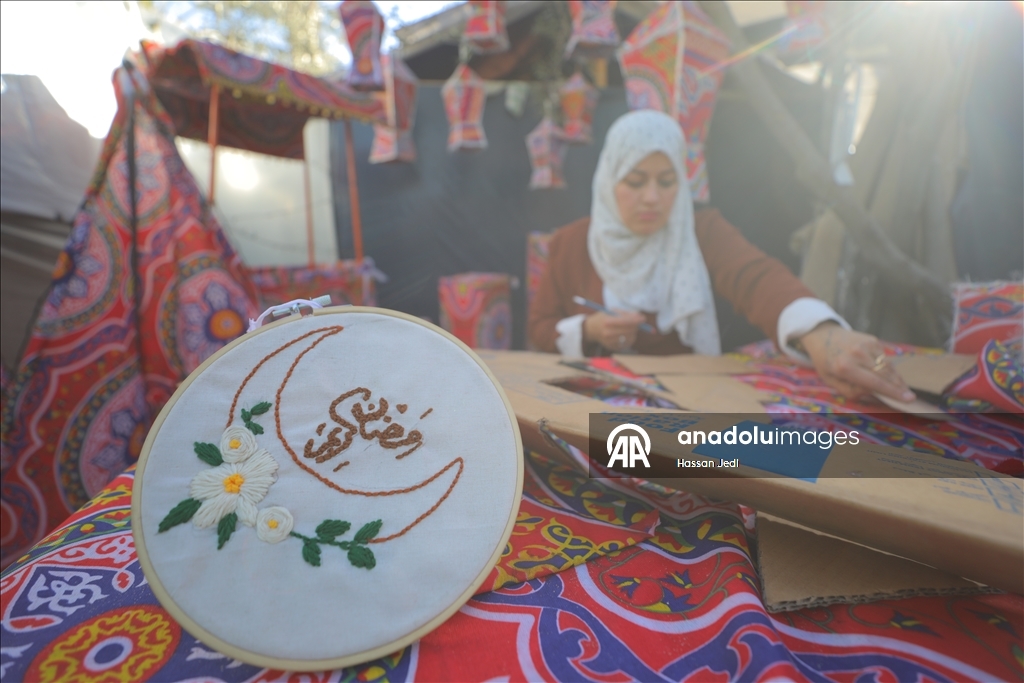 بكرتون طرود الإغاثة.. فلسطينية تعيد فوانيس رمضان لغزة