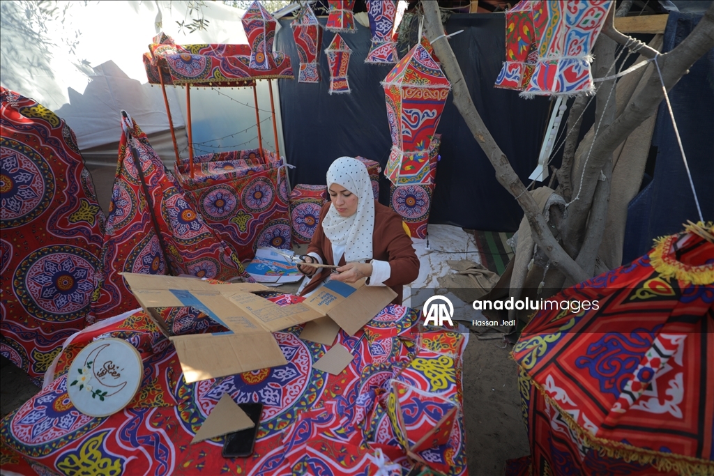 بكرتون طرود الإغاثة.. فلسطينية تعيد فوانيس رمضان لغزة