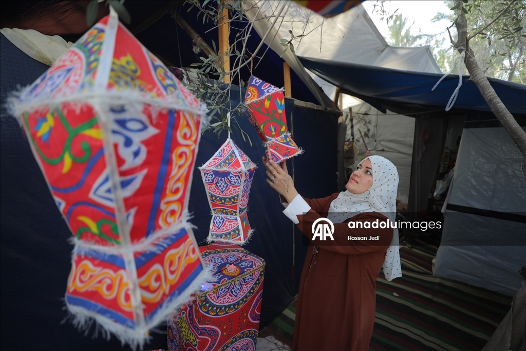 بكرتون طرود الإغاثة.. فلسطينية تعيد فوانيس رمضان لغزة