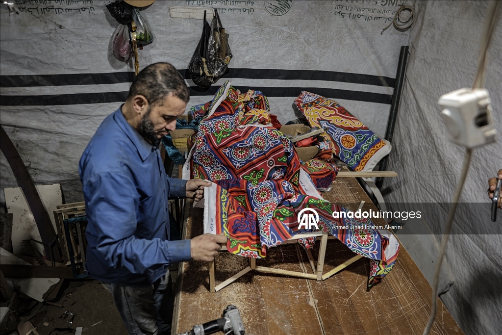 Жители Газы вручную изготавливают традиционные фонарики к Рамазану