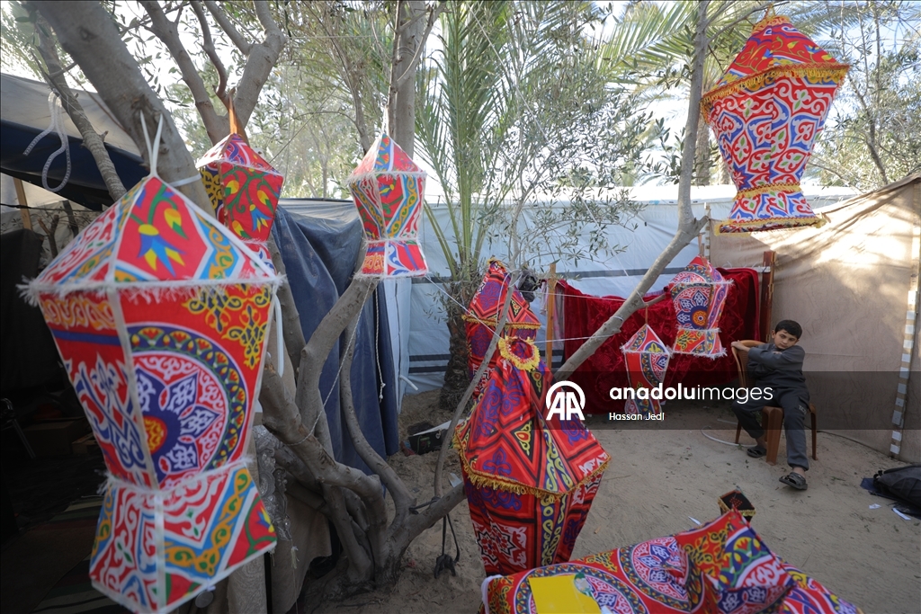 بكرتون طرود الإغاثة.. فلسطينية تعيد فوانيس رمضان لغزة