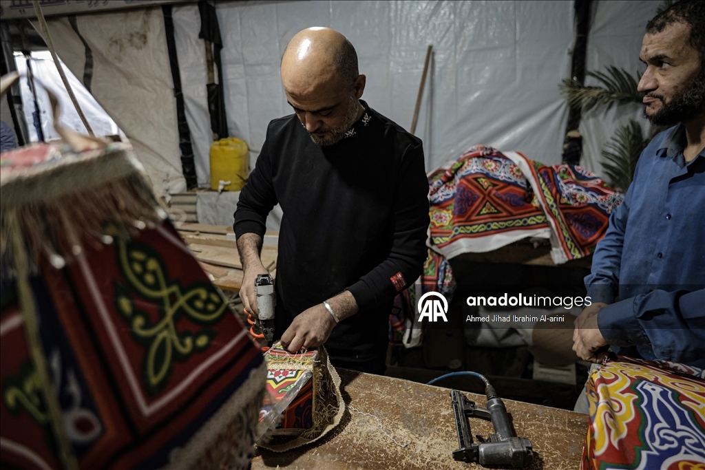 Жители Газы вручную изготавливают традиционные фонарики к Рамазану