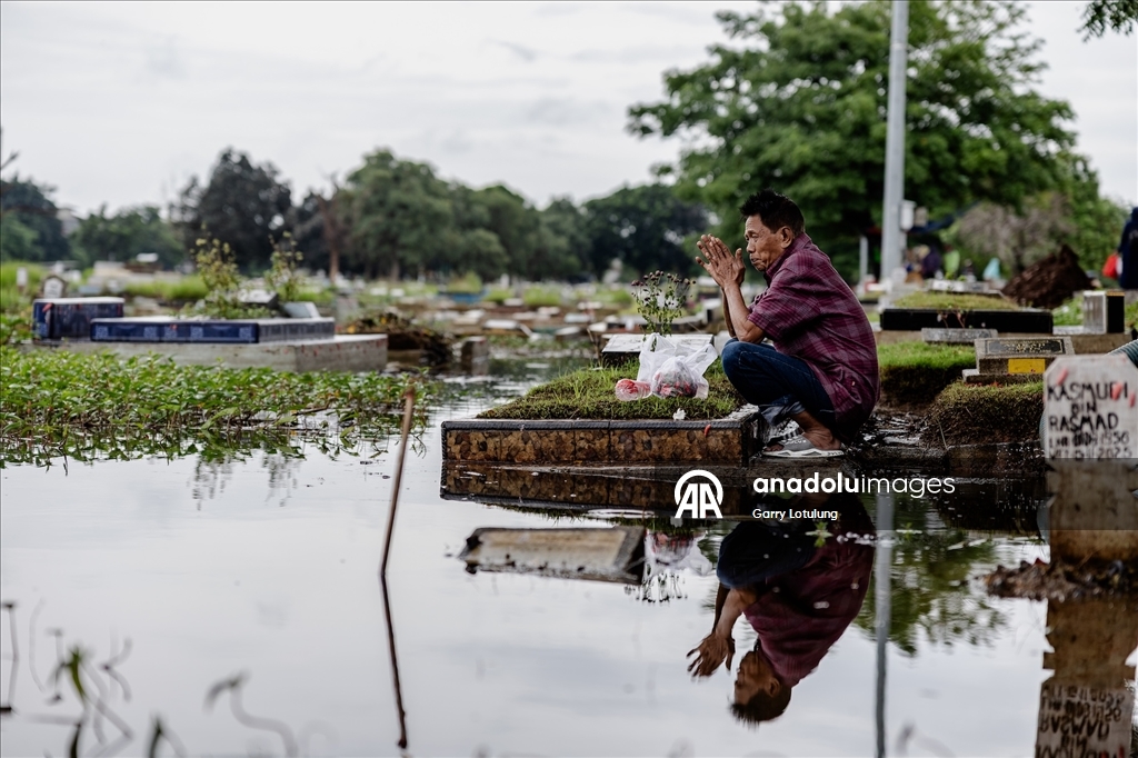 В Индонезии семьи посетили кладбища накануне Рамадана