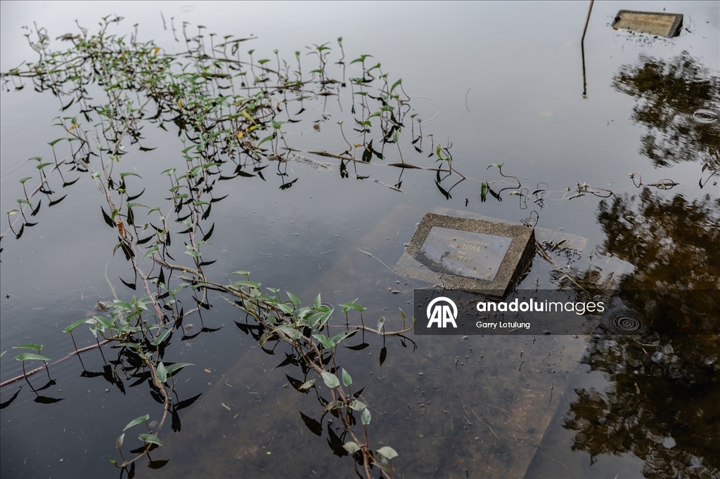 В Индонезии семьи посетили кладбища накануне Рамадана