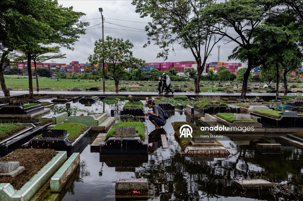 В Индонезии семьи посетили кладбища накануне Рамадана