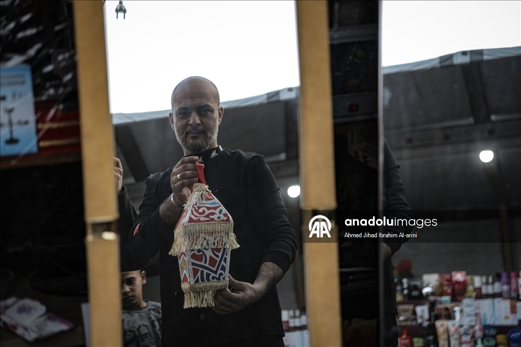 Жители Газы вручную изготавливают традиционные фонарики к Рамазану