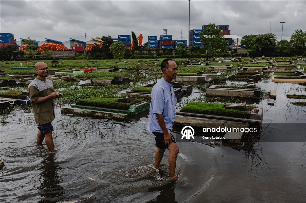 В Индонезии семьи посетили кладбища накануне Рамадана