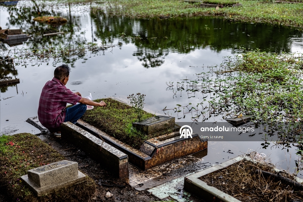 В Индонезии семьи посетили кладбища накануне Рамадана