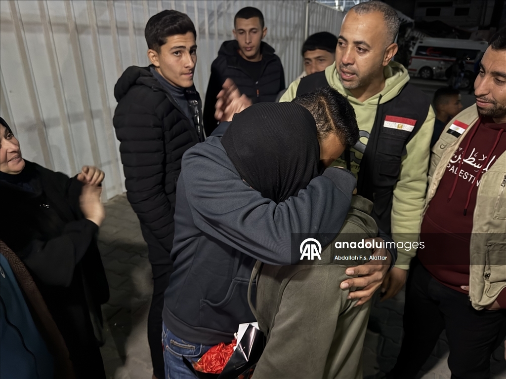 Refah Sınır Kapısı üzerinden Gazze'ye dönen bir grup Filistinli ailelerine kavuştu