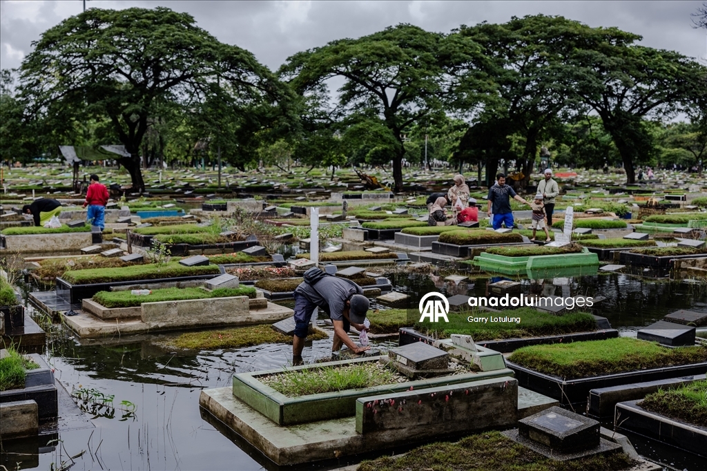 В Индонезии семьи посетили кладбища накануне Рамадана