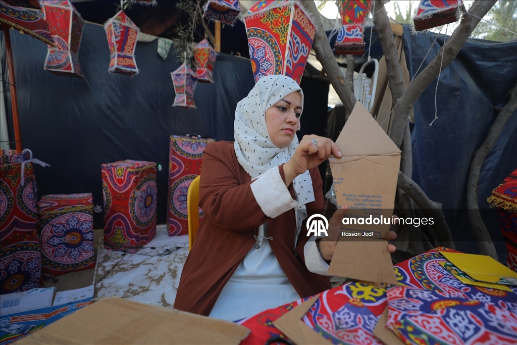 بكرتون طرود الإغاثة.. فلسطينية تعيد فوانيس رمضان لغزة