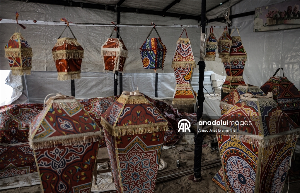 Жители Газы вручную изготавливают традиционные фонарики к Рамазану