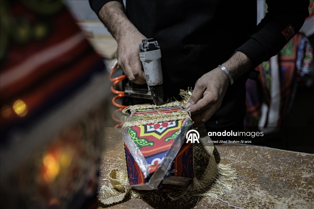 Жители Газы вручную изготавливают традиционные фонарики к Рамазану