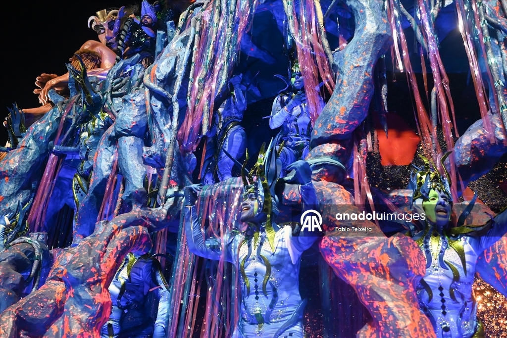 Brezilya’da Rio Karnavalı samba geçitleriyle başladı