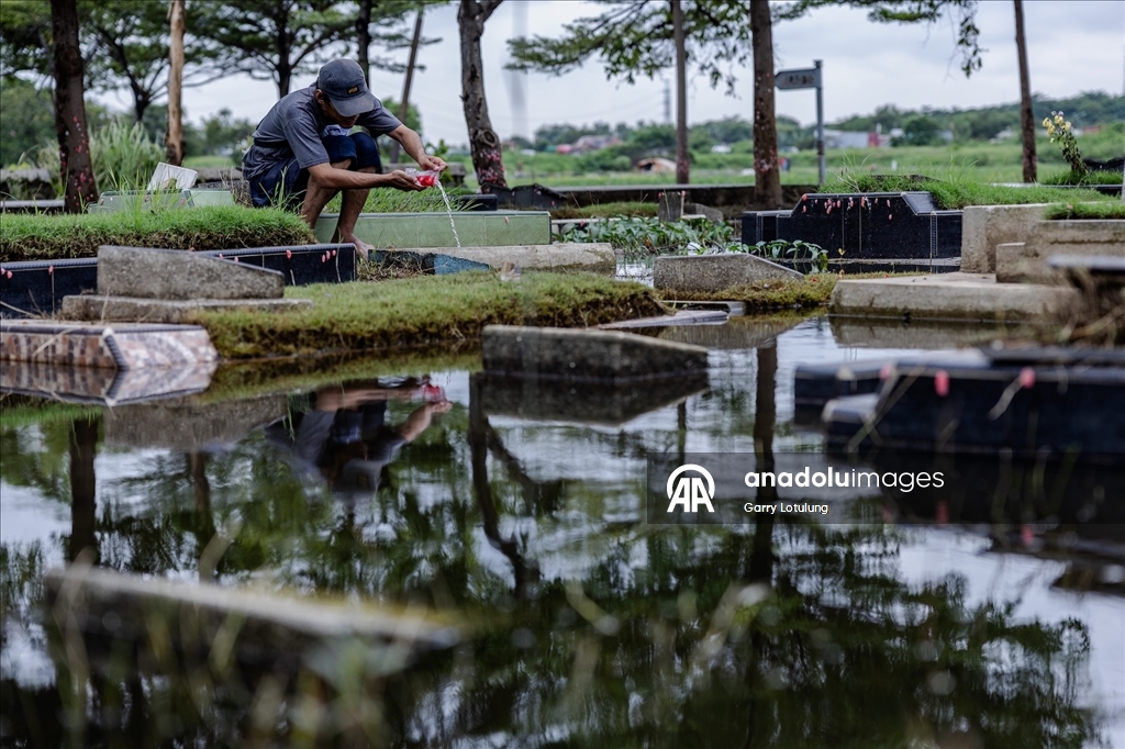 В Индонезии семьи посетили кладбища накануне Рамадана