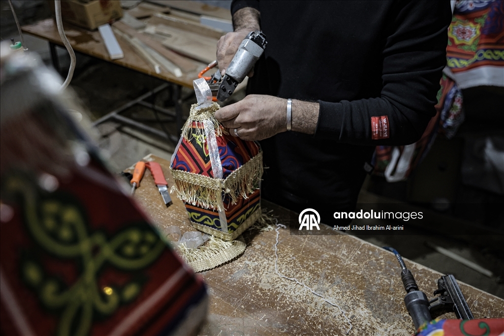 Жители Газы вручную изготавливают традиционные фонарики к Рамазану