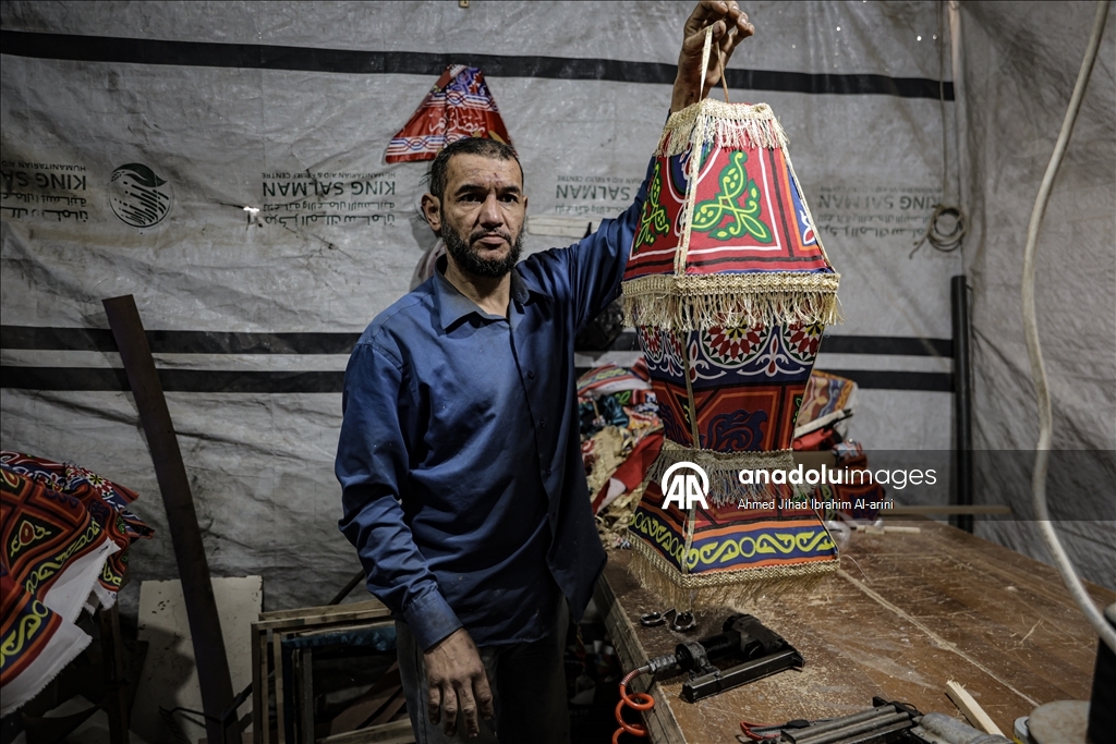 Жители Газы вручную изготавливают традиционные фонарики к Рамазану