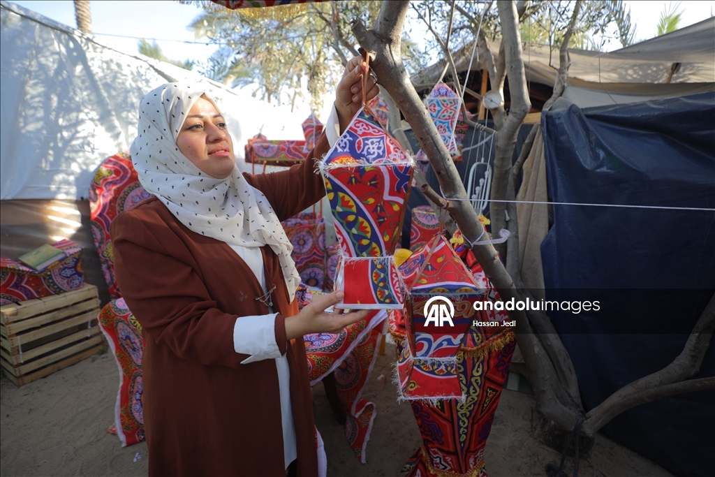 بكرتون طرود الإغاثة.. فلسطينية تعيد فوانيس رمضان لغزة