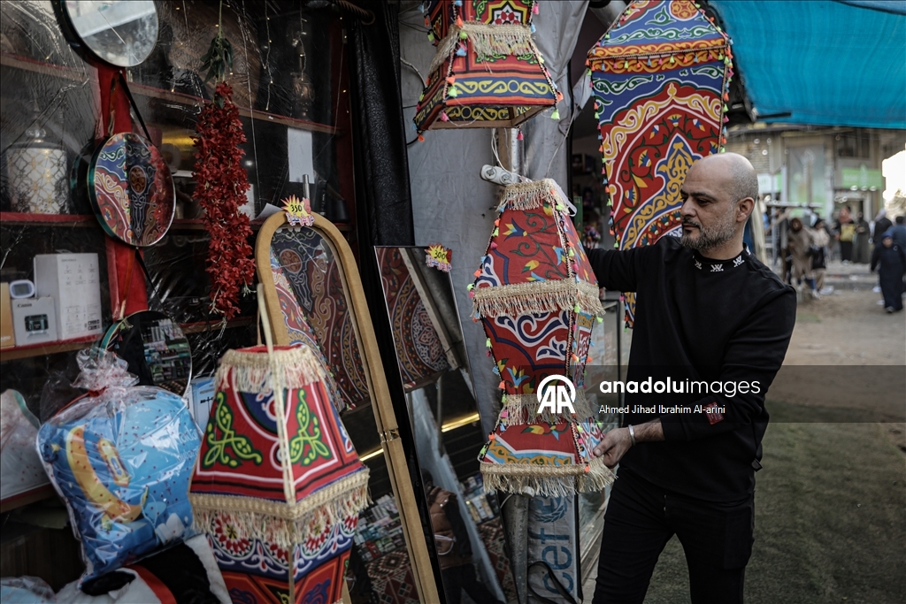 Жители Газы вручную изготавливают традиционные фонарики к Рамазану