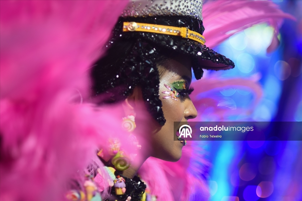 Brezilya’da Rio Karnavalı samba geçitleriyle başladı