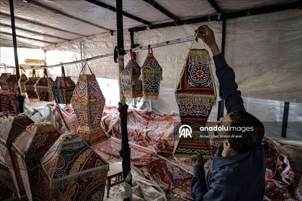 Жители Газы вручную изготавливают традиционные фонарики к Рамазану