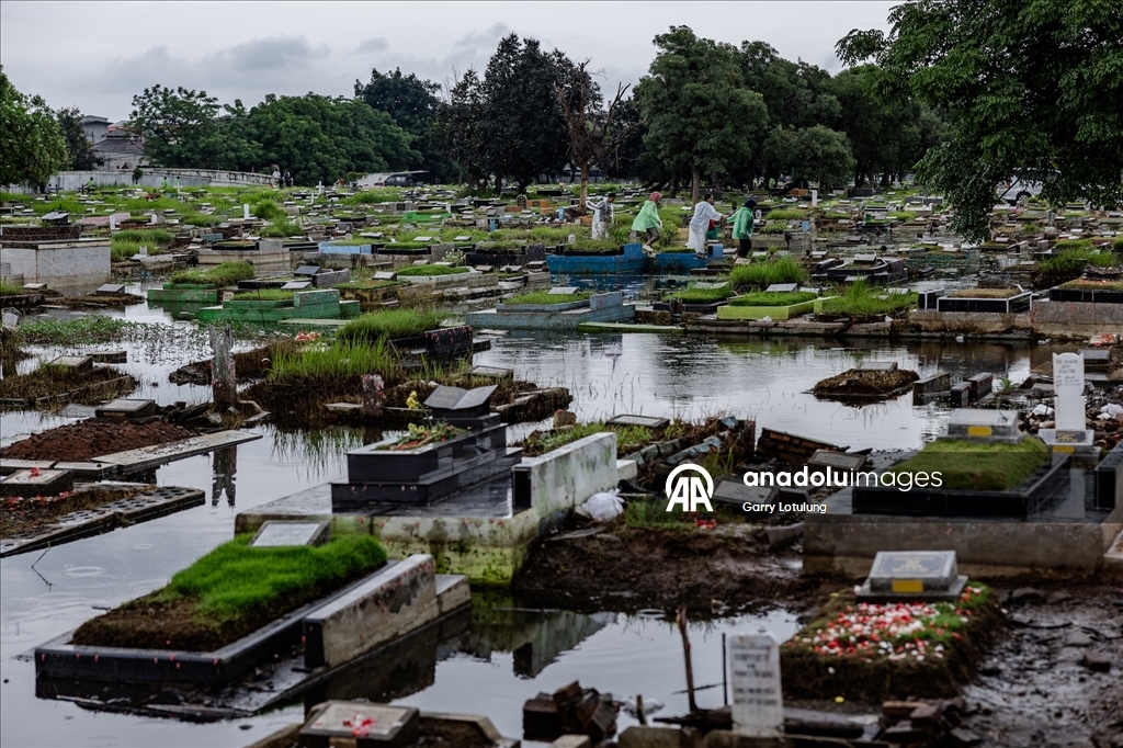 В Индонезии семьи посетили кладбища накануне Рамадана
