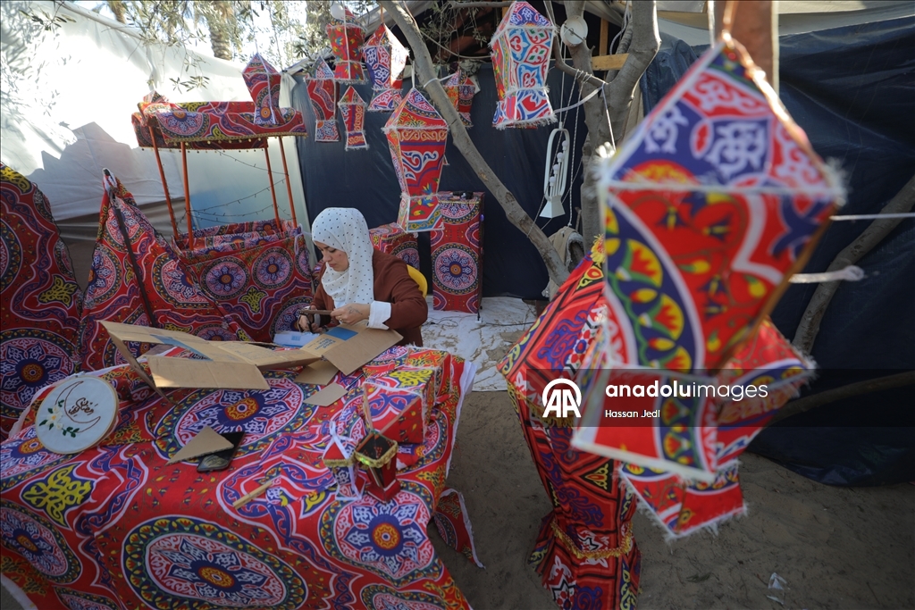 بكرتون طرود الإغاثة.. فلسطينية تعيد فوانيس رمضان لغزة