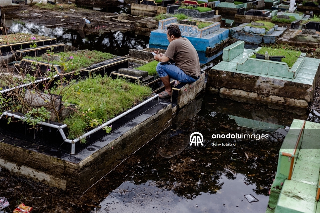 В Индонезии семьи посетили кладбища накануне Рамадана