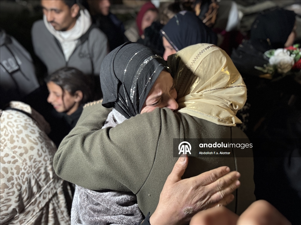 Refah Sınır Kapısı üzerinden Gazze'ye dönen bir grup Filistinli ailelerine kavuştu