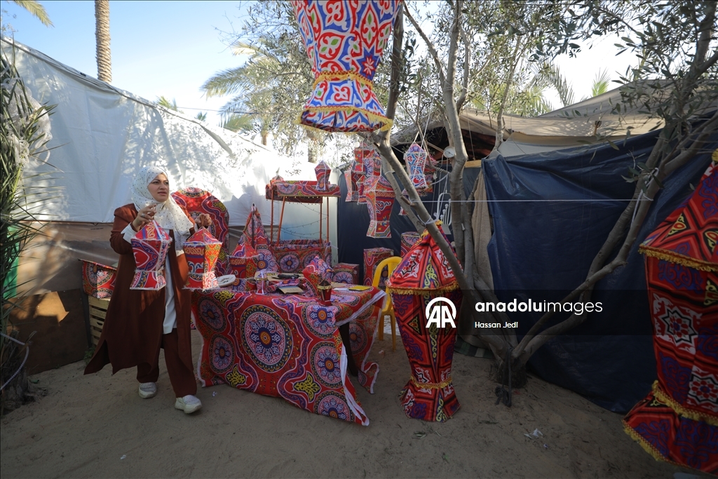 بكرتون طرود الإغاثة.. فلسطينية تعيد فوانيس رمضان لغزة