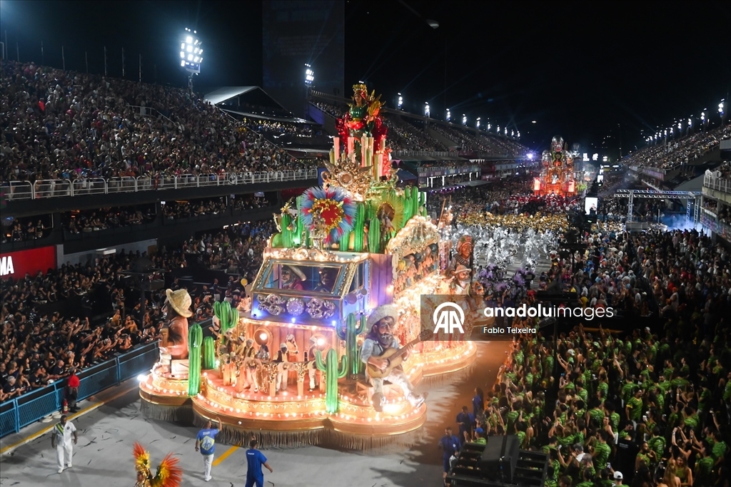 Brezilya’da Rio Karnavalı samba geçitleriyle başladı