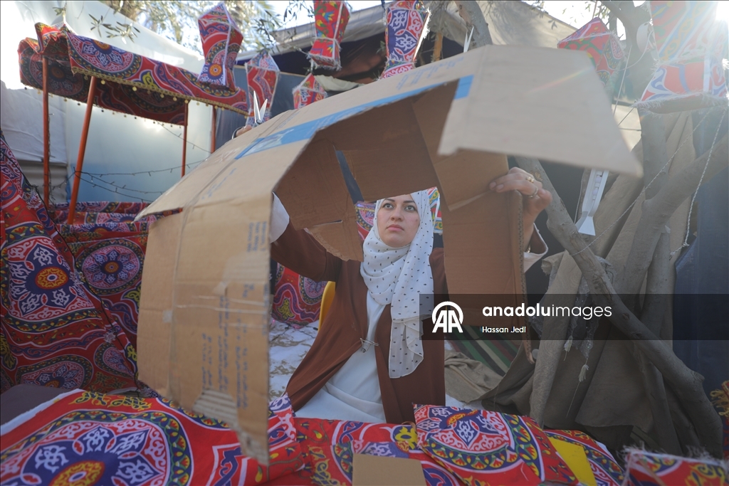 بكرتون طرود الإغاثة.. فلسطينية تعيد فوانيس رمضان لغزة