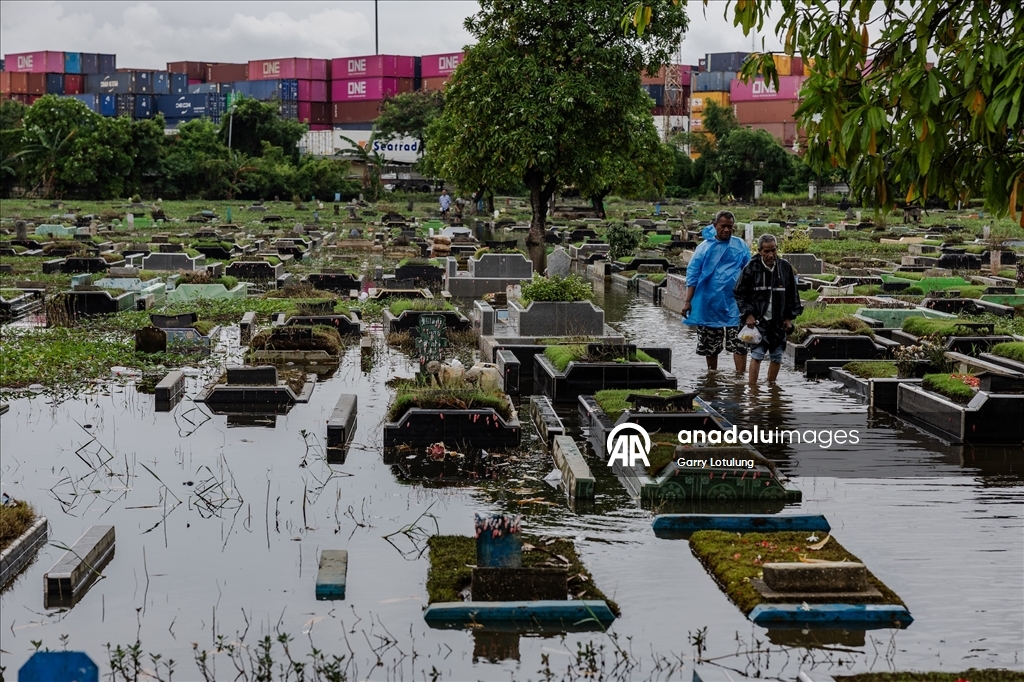 В Индонезии семьи посетили кладбища накануне Рамадана