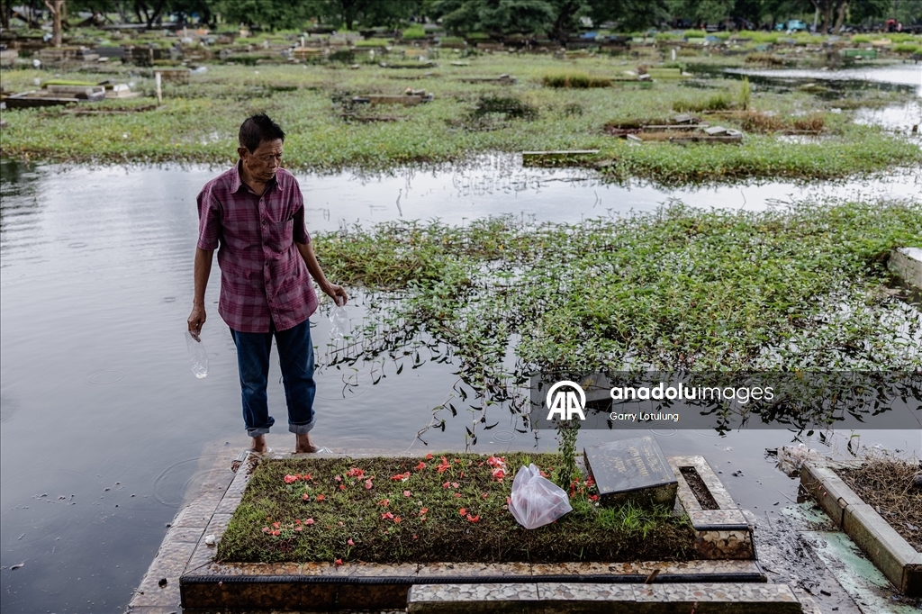 В Индонезии семьи посетили кладбища накануне Рамадана